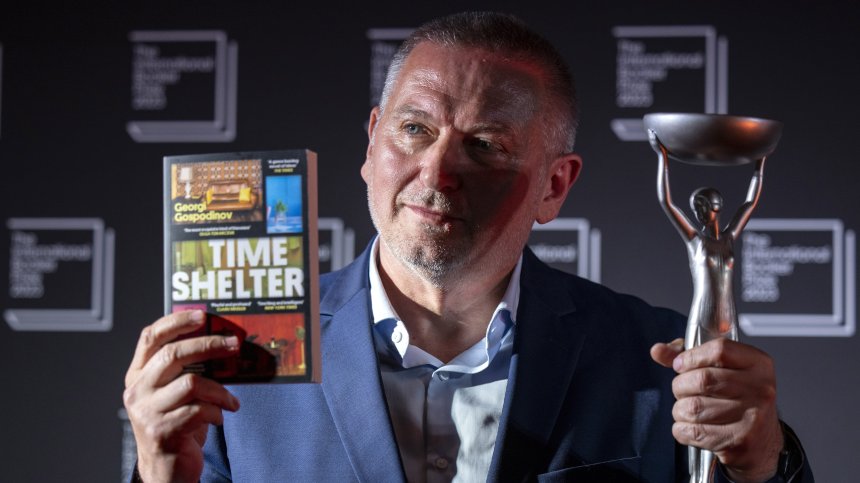 Господинов пред "Ню Йорк таймс": Политиците ни предлагат минало, предрешено като бъдеще