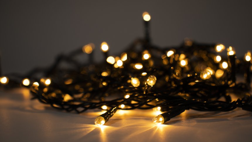 Опасно ли е да оставяме коледните лампички включени нощем?