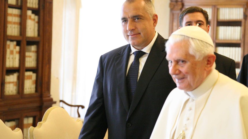 Почетният папа Бенедикт XVI е тежко болен