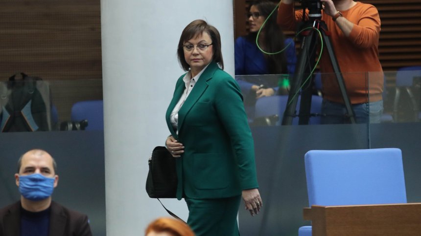 Нинова с цяла папка сигнали за далавери на служебните кабинети на Радев