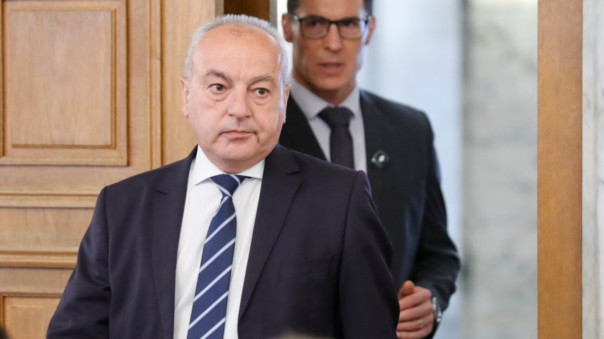Донев: Управителят на БНБ си позволява внушения и намеса в политическата ситуация