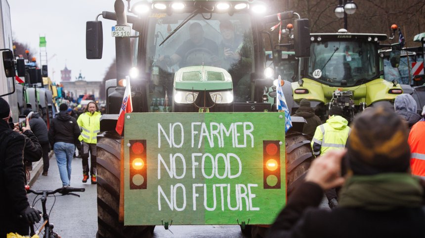 Млекопроизводители от различни краища на Европа излизат на протест в Брюксел