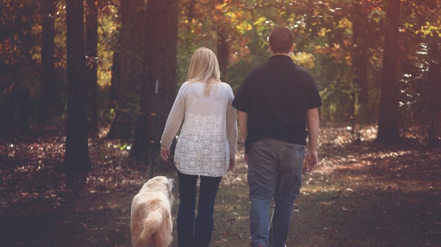 Младите хора у нас напускат дома на родителите си около 30-те си години: Защо?