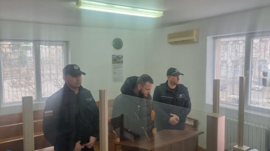 Мигрантите обещали 3000 евро на мъжа, за да ги превози нелегално в линейката си