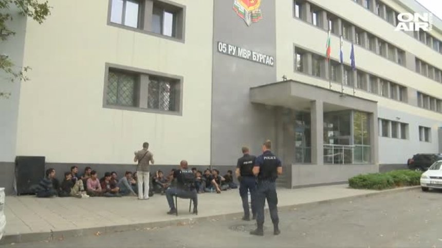 Властите заловиха 27 нелегални мигранти на входа на Бургас