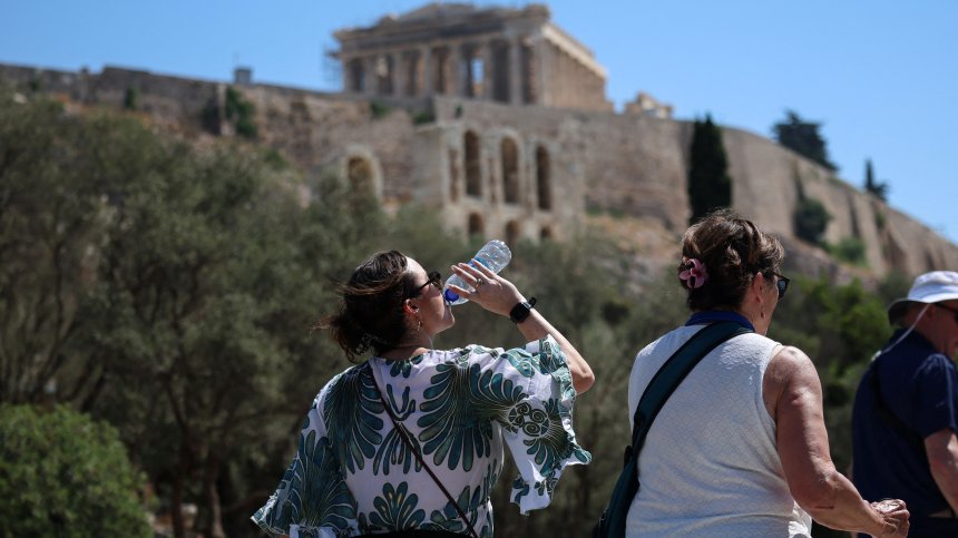 Жега блокира Гърция: До 45° и глоби за работодатели, които не пазят служителите си