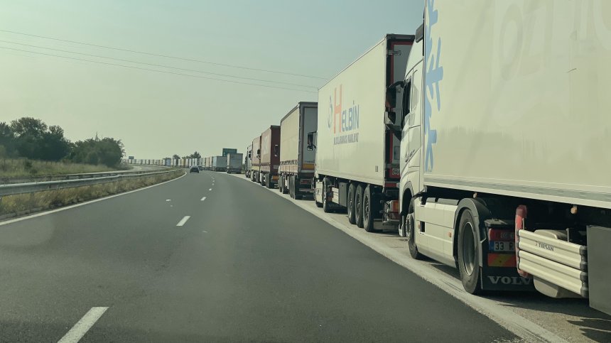 Асфалтът се топи от жегата и спират камионите в най-горещите точки