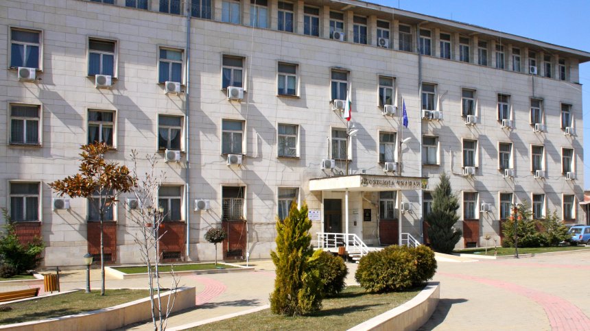 Евакуираха хората от сградата на общината в Чирпан заради боеприпаси