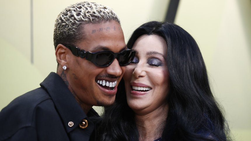 Певицата Шер и по-младото ѝ с 40 години гадже приковаха погледите в Париж