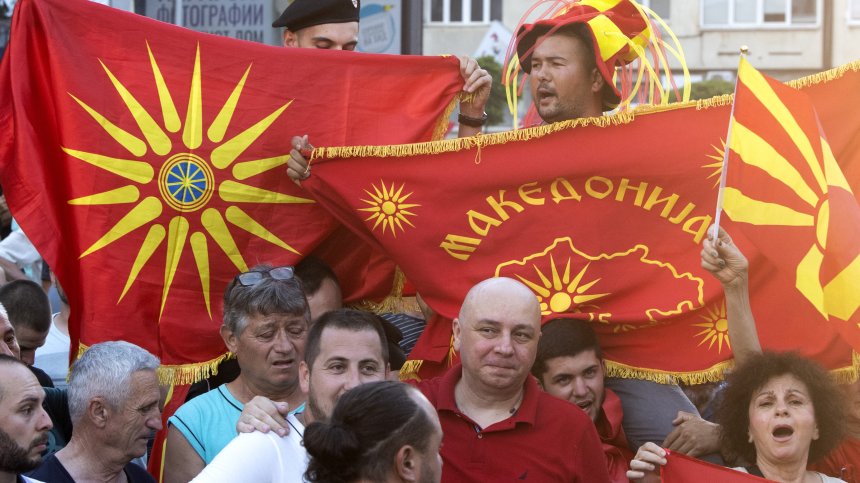 Напрежението в Скопие ескалира: Тоалетна хартия и яйца полетяха по парламента