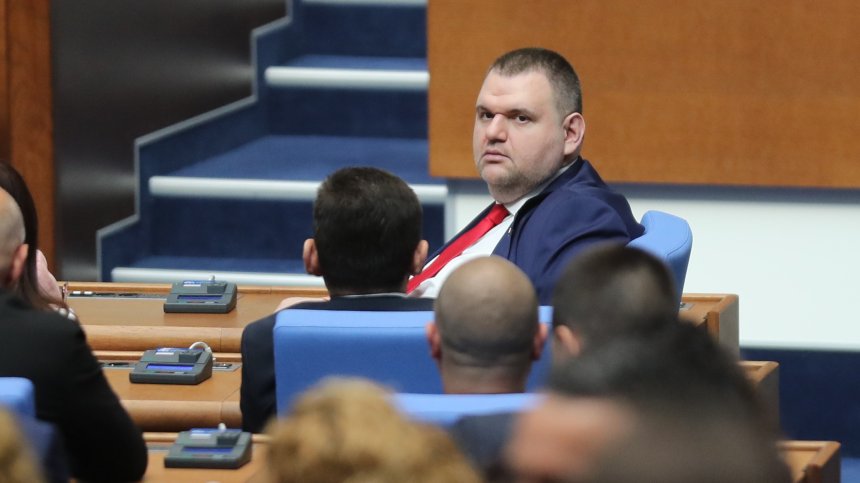 Пеевски показа снимки в НС: "Кики и Антон Славчев се хилят и се обичат"