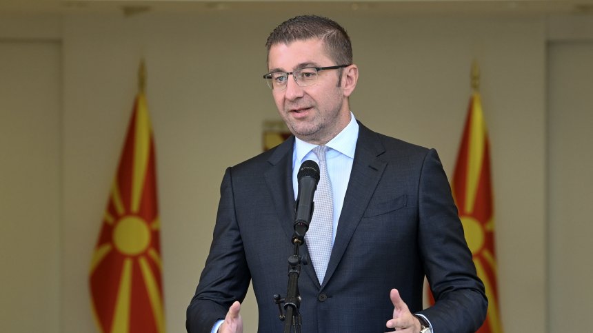 Мицкоски продължава да нажежава отношенията с България, президентът и НС отговориха