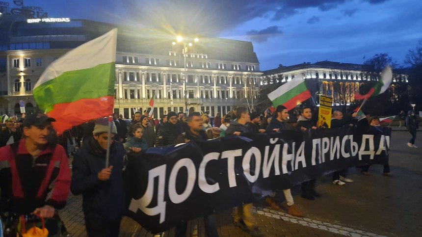Напрежение пред МС: Протестиращи се опитаха да пробият полицейския кордон (ВИДЕО)