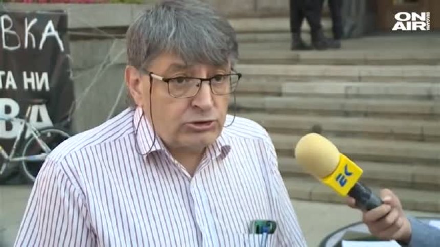 Граждани, искащи машинно гласуване, се събраха под прозорците на властта