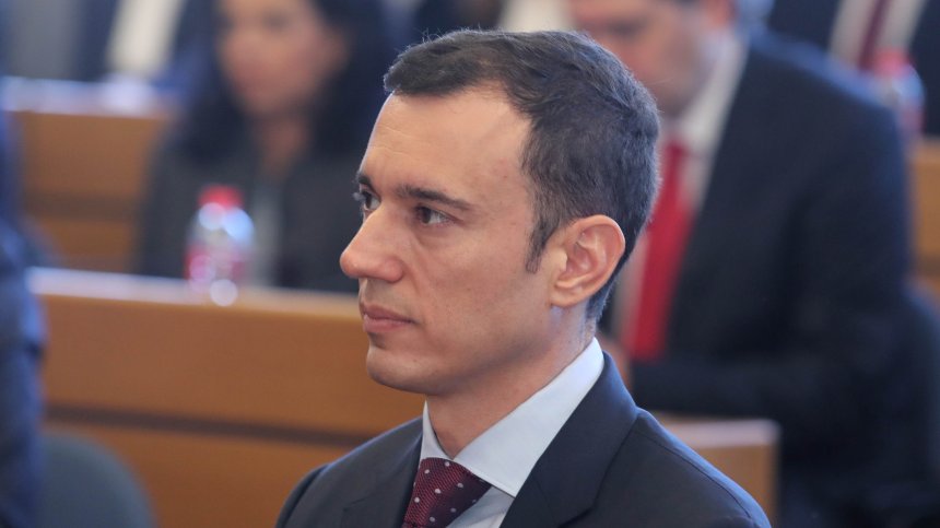 Терзиев гласува "за силна България в силна Европа" с отвертка и флашка