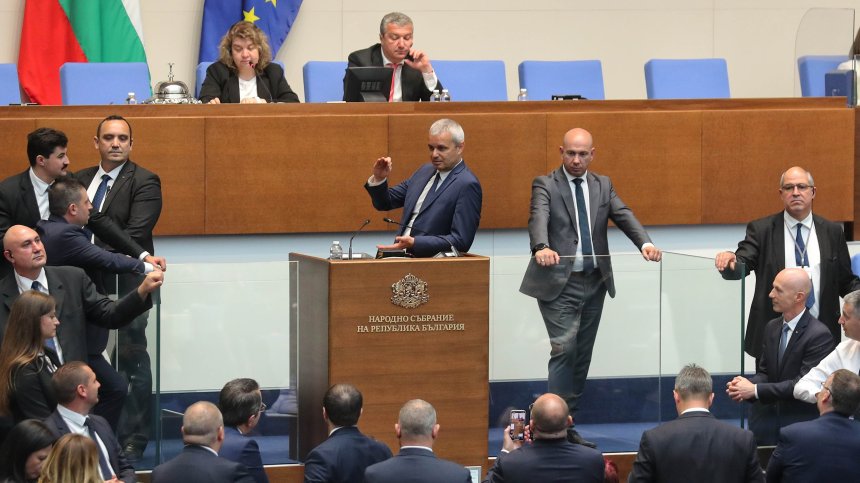 "Възраждане" окупира трибуната в НС, стигна се до посягане между депутати (+ВИДЕО)