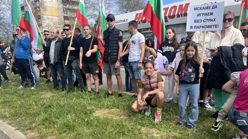 На хората в Харманли им писна от бежанците: Притесняват жените, крещят на бебета