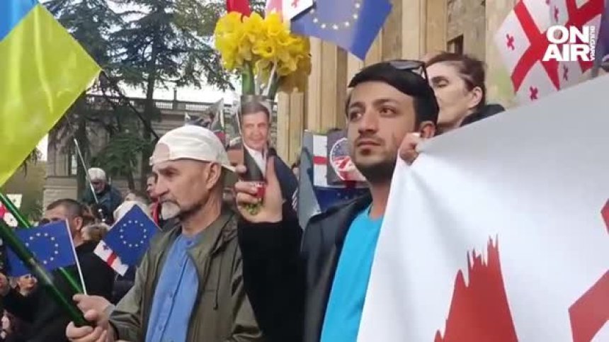 Хиляди протестиращи се събраха пред грузинския парламент в подкрепа на Саакашвили