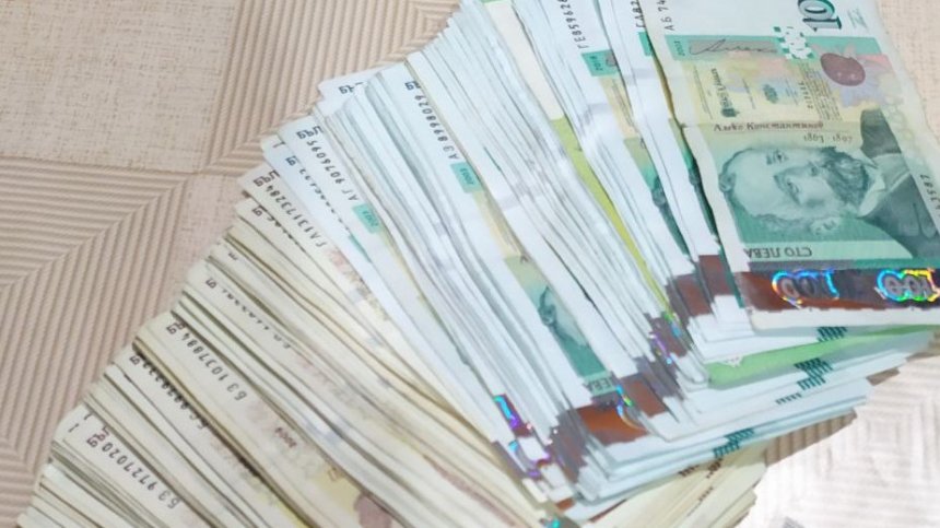 Пачка по пачка на задната седалка: Подробности за подкупа в ММС
