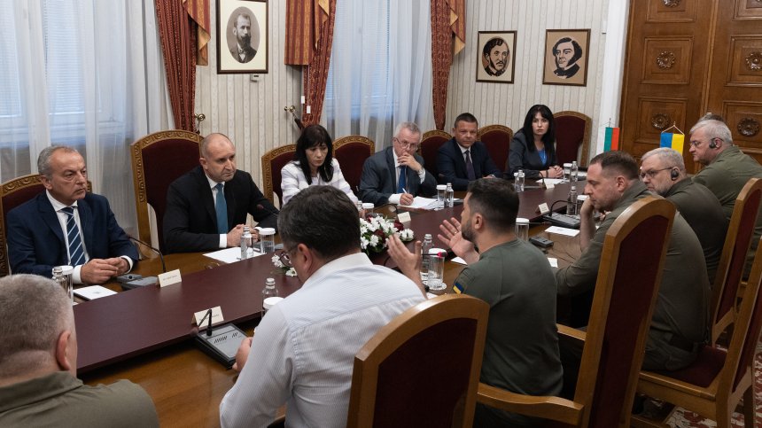 Искри между двама президенти. "Политико": "Зеленски гръмна по Радев и от двете цеви"