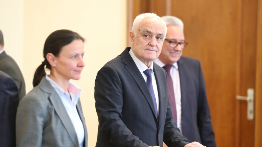 Запрянов разреши преминаването на чужди въоръжени сили над България