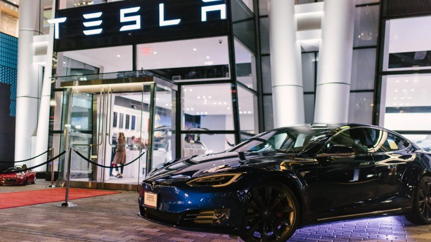 Tesla представи най-бързия сериен автомобил на планетата