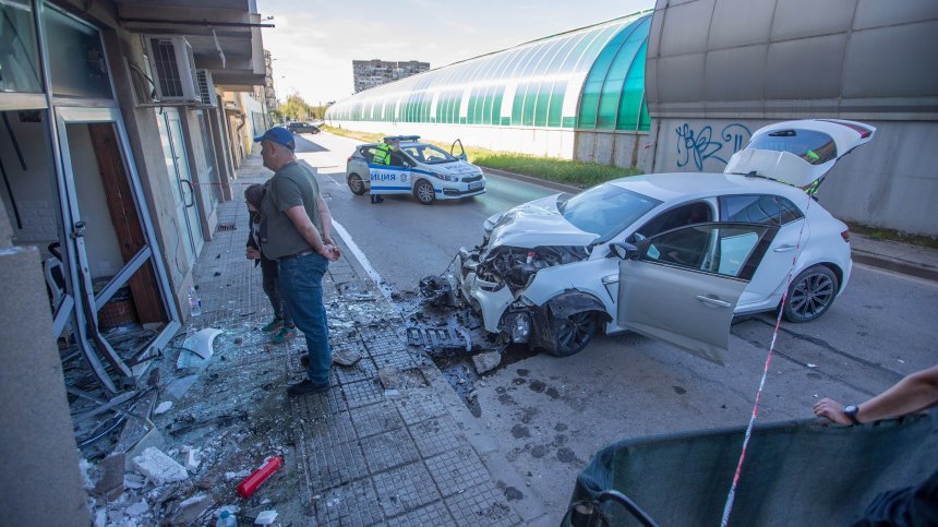 Кола с висока скорост се разби във фризьорски салон на столичния бул. "Марко Семов"