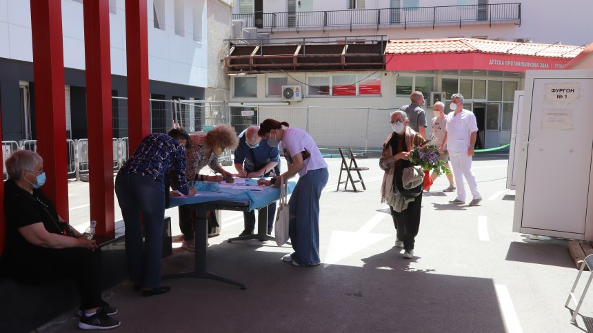 Продължава ваксинацията по "зелените коридори" в "Александровска", "Пирогов&ldquo; и ВМА