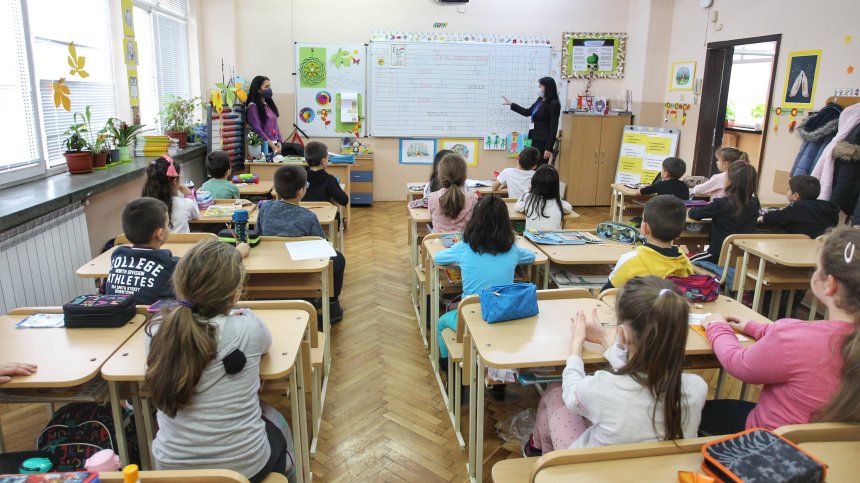 Онлайн обучението ще предизвика образователна криза, а се задава пик на заразените