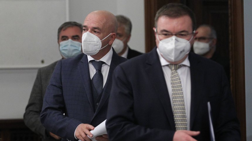 НОЩ: Третата вълна е почти зад гърба ни, но удължаваме извънредната обстановка