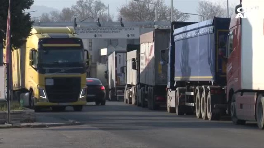 Хаос и зверски опашки на "Кулата" заради нова гръцка заповед за бързи тестове