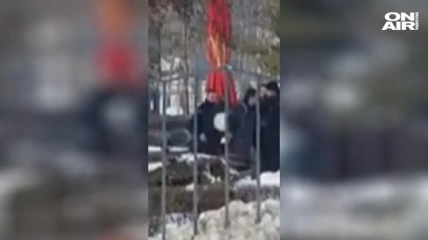 Полицията разследва случая с битите от охранител момчета до НДК