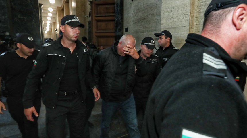 Ще оставят ли в ареста служителите, поискали подкуп преди концерта на Роби Уилямс