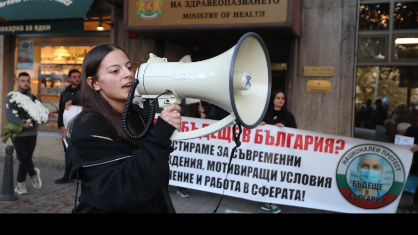 Студент по медицина: Ние сме на нощни дежурства, докато Силви Кирилов си е вкъщи