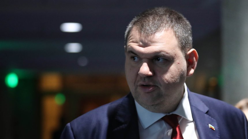 Късметлийски петък 13 за кабинета "Денков", Пеевски и Петков казаха кога ще падне