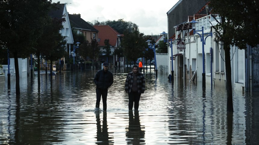 Проливни валежи наводниха Северна Франция, 200 училища в района бяха затворени