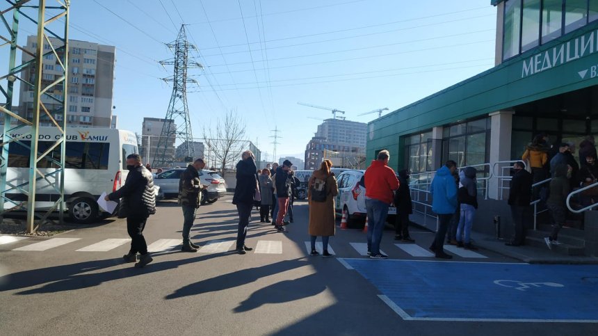 В първите дни на новата година: Стотици на опашка за PCR тест