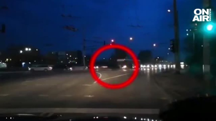 Джигит с 36 санкции дрифтира на кръстовище в час пик в Сливен