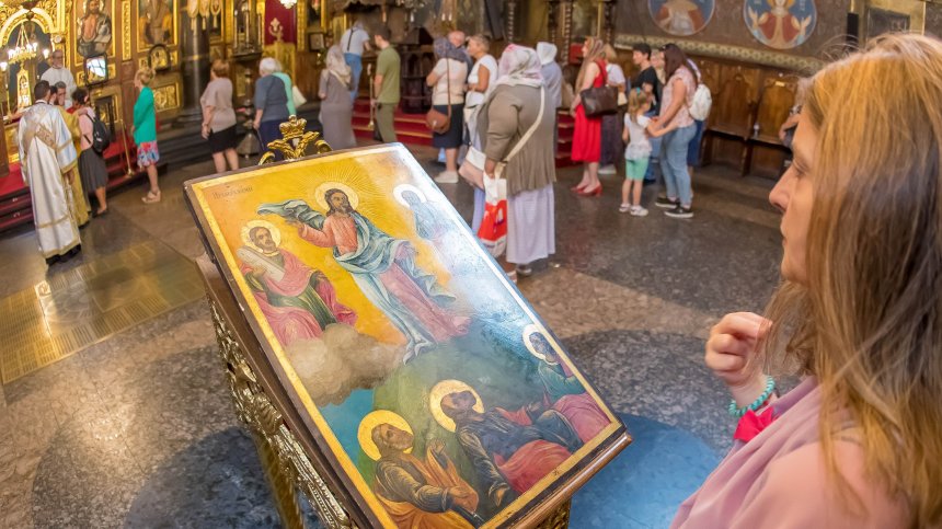 Молитви в храмовете на Преображение Господне (СНИМКИ)