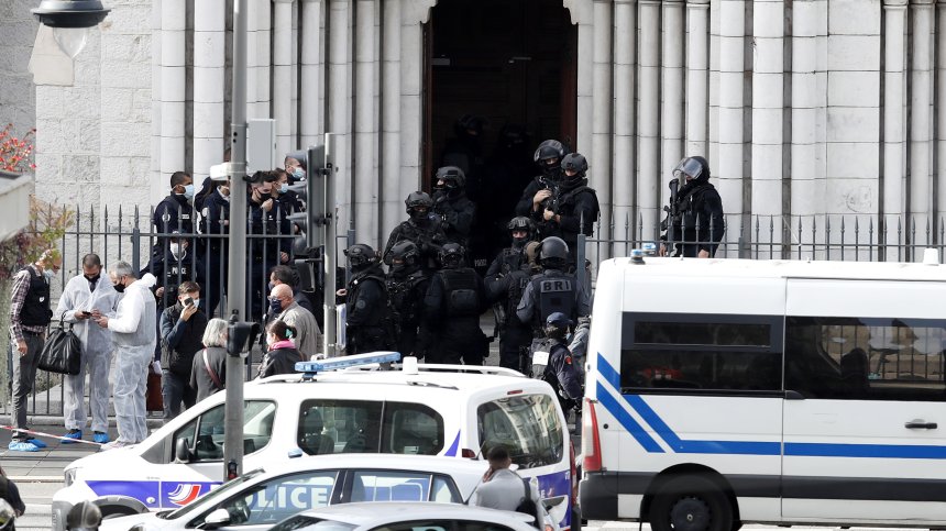 Атака във Франция: Въоръжен с нож уби трима души