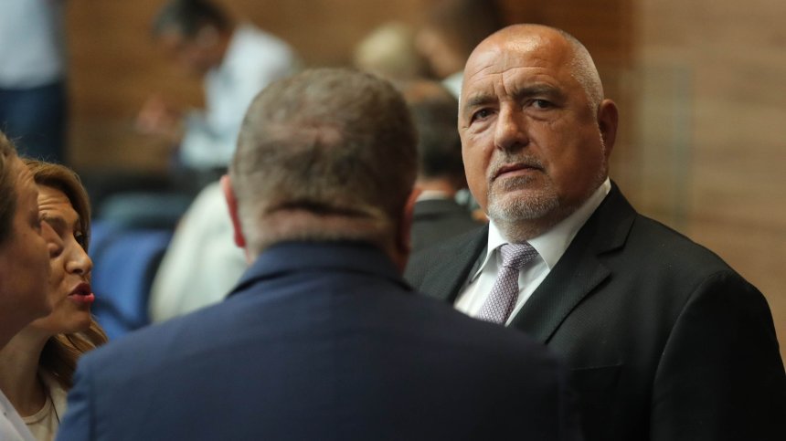 Само Борисов може да свали правителството, партиите виждат заплаха в лицето на Радев