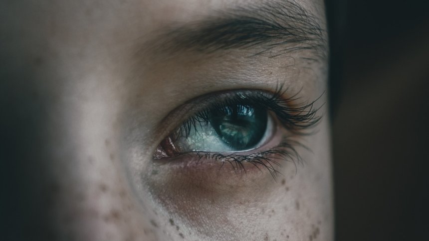 Как да се справим с подпухналата зона под очите