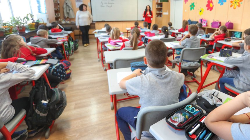 Класните стаи увреждат гласните струни на учителите и напрягат учениците