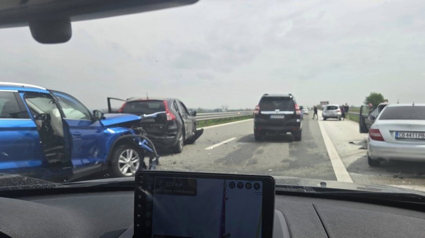 Гонят се по пътищата: Верижна катастрофа на АМ "Тракия" (+СНИМКИ)