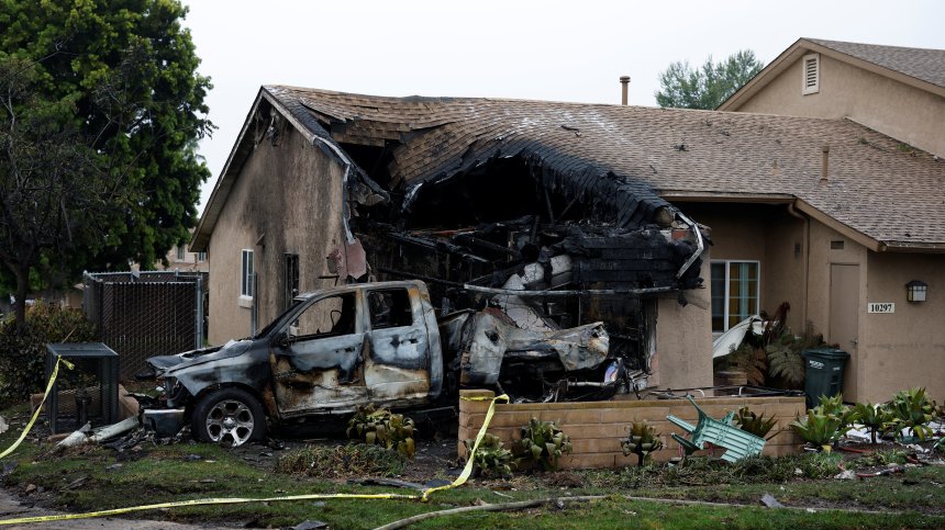 Опустошение в квартал в Сан Диего след катастрофа със самолет (СНИМКИ)
