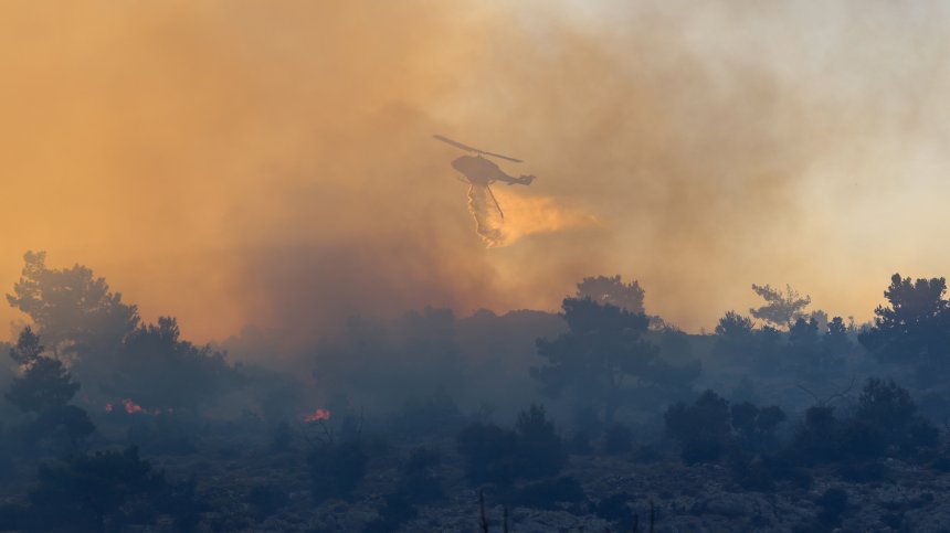Четири пожара едновременно опустошават Гърция