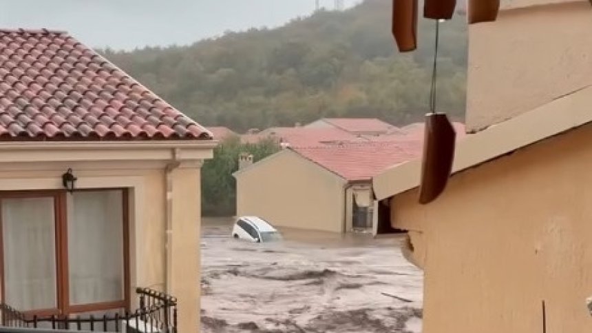 Евакуират хората от Елените&nbsp;- коли и къщи са под вода (ВИДЕО)