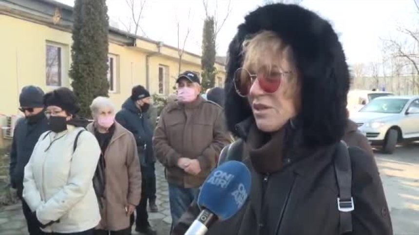 Нерви и пререждане на опашките за ваксинация в София, Елена Поптодорова е сред засегнатите