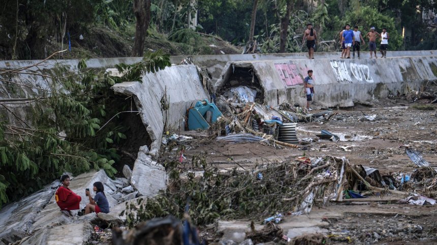 Стотици хора са загинали или изчезнали след "Калмаеги" на Филипините