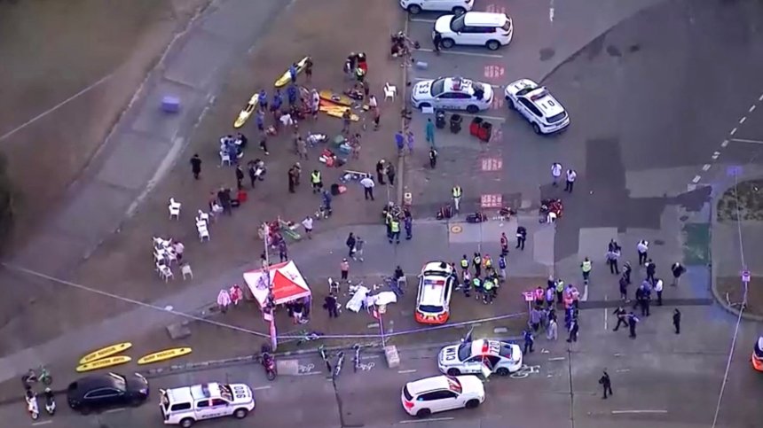 Най-малко девет жертви при стрелба на плаж в Австралия